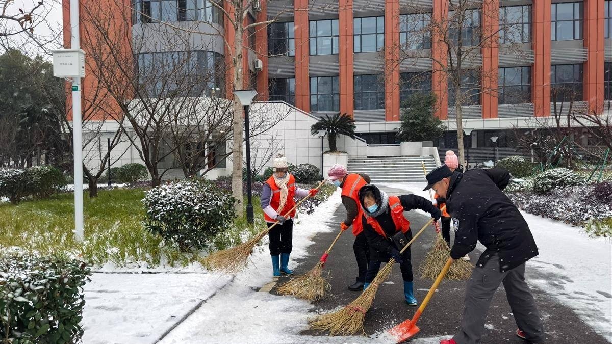 湖北日报 || 2026年初雪如约而至 湖大雪中校园藏着最暖的守护